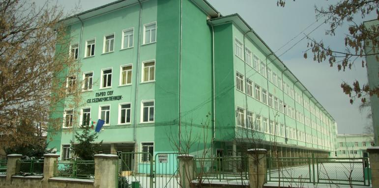 Любима учителка почина от К-19, класът й в шок